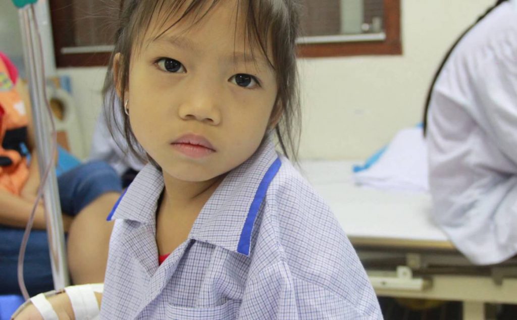 me-bau-choang-vang-vi-con-mac-benh-tan-mau-bam-sinh