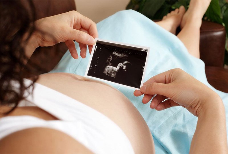 Siêu âm thai để đánh giá sự tăng trưởng của bé.