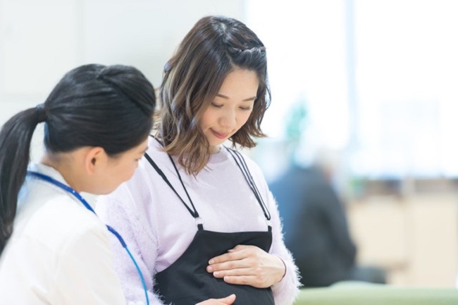 Mẹ bầu nên uống một vài ly nước hay tránh đi tiểu trước khi thực hiện siêu âm thai.