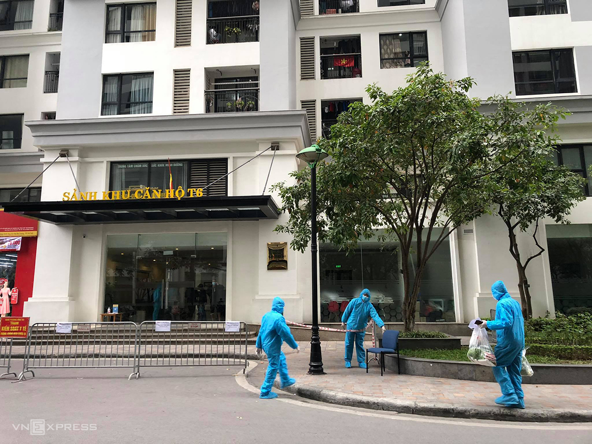 Tòa nhà T6, khu đô thị Times City bị cách ly phong tỏa sáng 29/1. Ảnh: Giang Huy.