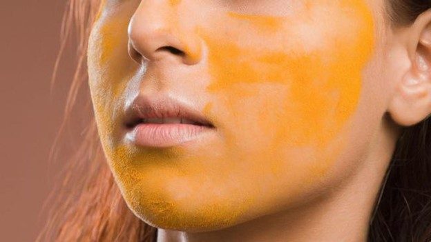 Mặt nạ nghệ và bột gỗ đàn hương là 1 giải pháp tốt để làm mờ quầng thâm dưới mắt.
