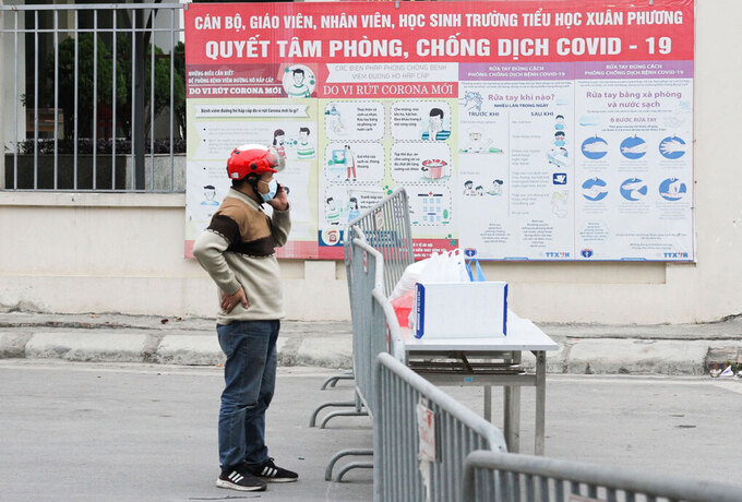Người thân mang đồ vào cho học sinh trường Tiểu học Xuân Phương diện cách ly phong tỏa sáng 31/1. Ảnh: Thế Đại