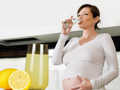 Mẹ bầu nên uống đủ nước hàng ngày