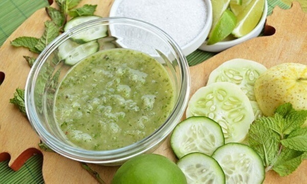 Mặt nạ dưa chuột không chỉ giúp làn da sáng mịn, mà còn giúp làm mờ quầng thâm dưới mắt