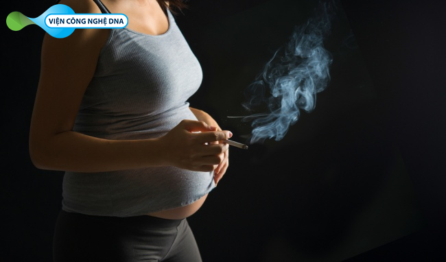 Cần lưu ý những gì để tránh sảy thai những tháng đầu 8 Mẹ bầu cần tránh hít phải khói thuốc để tránh sảy thai những tháng đầu
