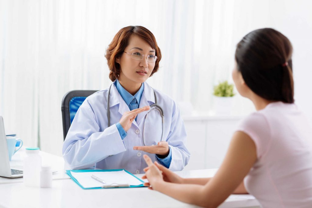 Tham khảo ý kiến bác sĩ trước khi uống thuốc khi mang thai