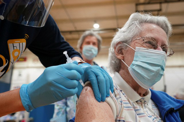 Nhiều bệnh nhân mắc "COVID kéo dài" được cho là đã khá lên sau khi tiêm vaccine COVID-19 (Ảnh: AFP)