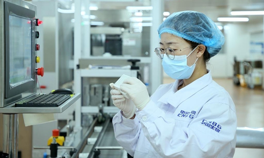 Một nhân viên kiểm tra bao bì vaccine Sinopharm tại Bắc Kinh, Trung Quốc, ngày 31/5. Ảnh: Xinhua