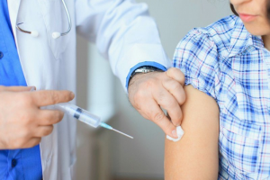 Trước và sau khi tiêm vắc xin COVID-19 nên ăn uống, sinh hoạt thế nào?