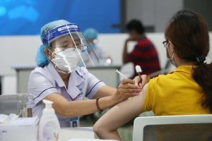 Mang thai dưới 13 tuần tiêm vaccine Covid-19 có nguy hiểm?
