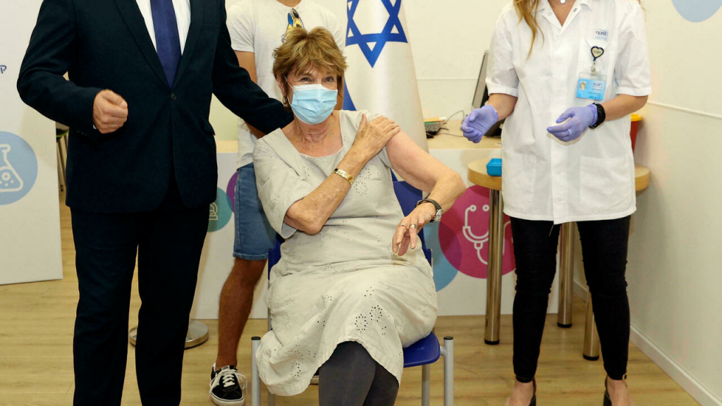 CO NEN TIEM LIEU VACCINE THU 3 01