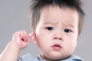 Vì sao trẻ bị điếc bẩm sinh?