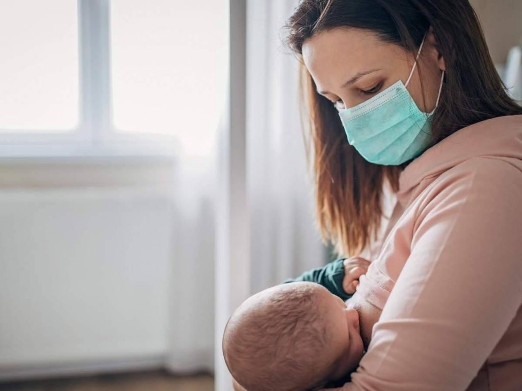 Các mẹ bỉm cần lưu ý là phải thay khẩu trang y tế ngay khi khẩu trang bị ẩm và bỏ vào thùng rác có nắp đậy. Không nên chạm vào mặt trước của khẩu trang hoặc tái sử dụng khẩu trang y tế.