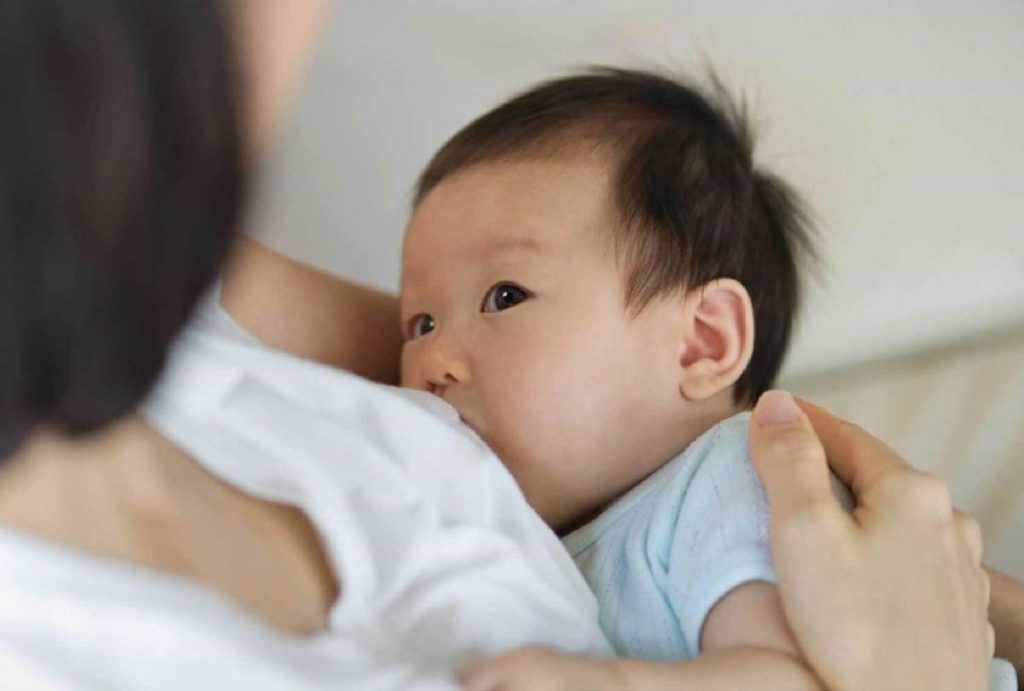Me bim F0 hoac nghi ngo bi nhiem Covid 19 co nen cho con bu khong 02