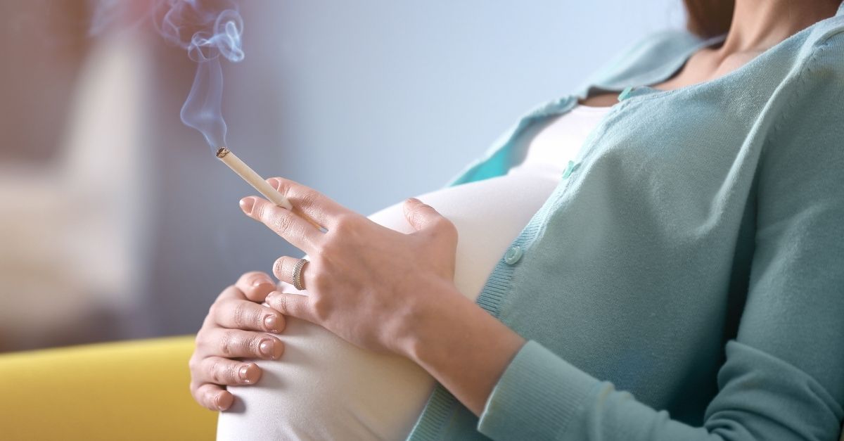 Mẹ bầu hút thuốc lá có thể khiến thai nhi bị dị tật