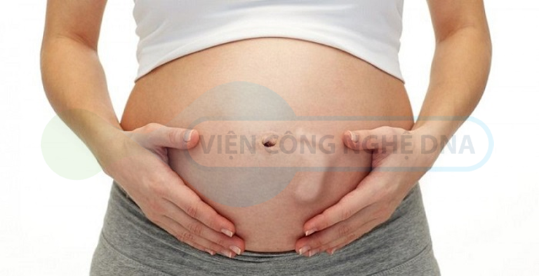 Nếu thấy thai nhi cử động yếu hoặc không cử động thì mẹ nên đi khám