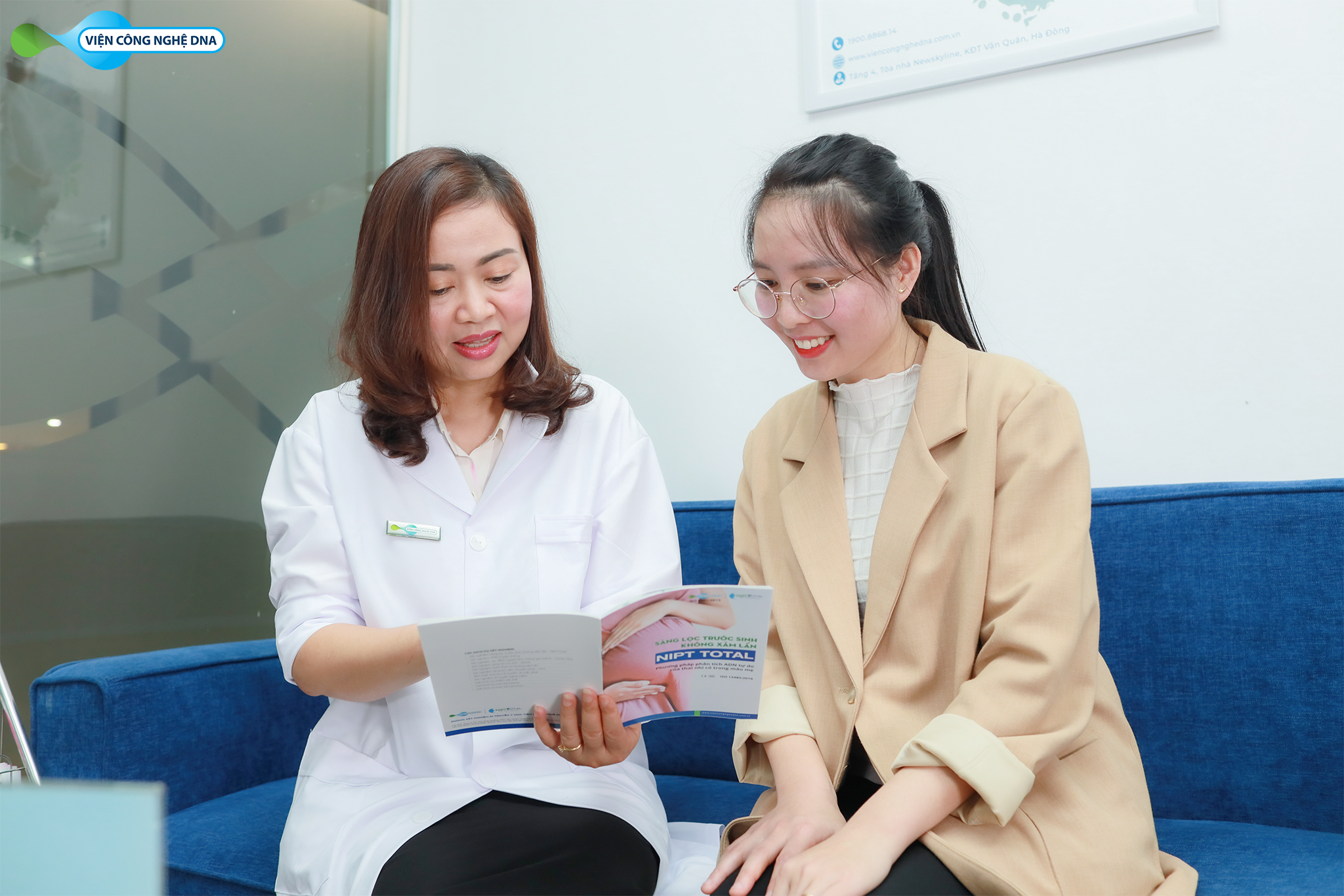 PGS.Ts.Bs Trần Vân Khánh tư vấn cho khách hàng về phòng tránh Dị tật bẩm sinh