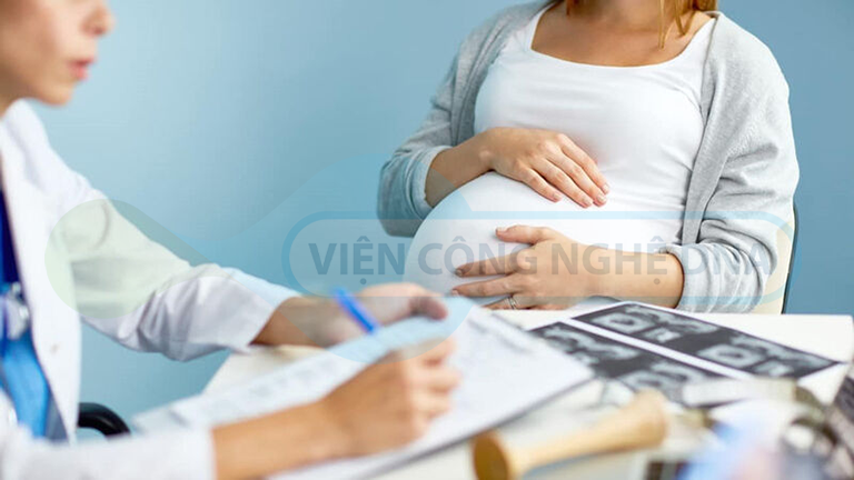 Có chồng lớn tuổi, mẹ bầu nên đi khám thai và thực hiện các xét nghiệm thai kỳ đầy đủ