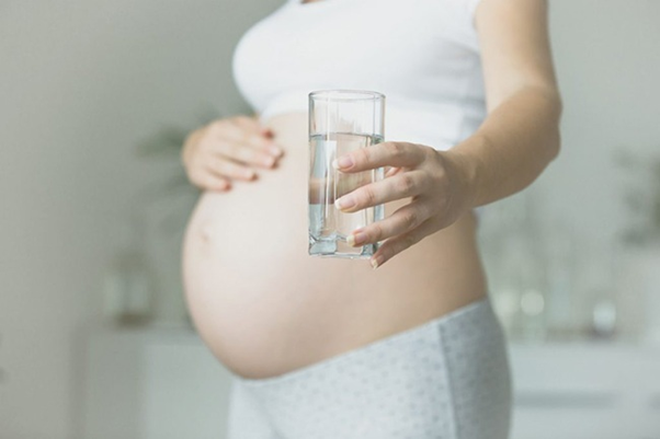 Mẹ bầu nhớ uống đủ nước mỗi ngày