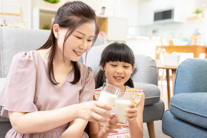 Nên cho trẻ uống sữa hạt hay sữa bò?