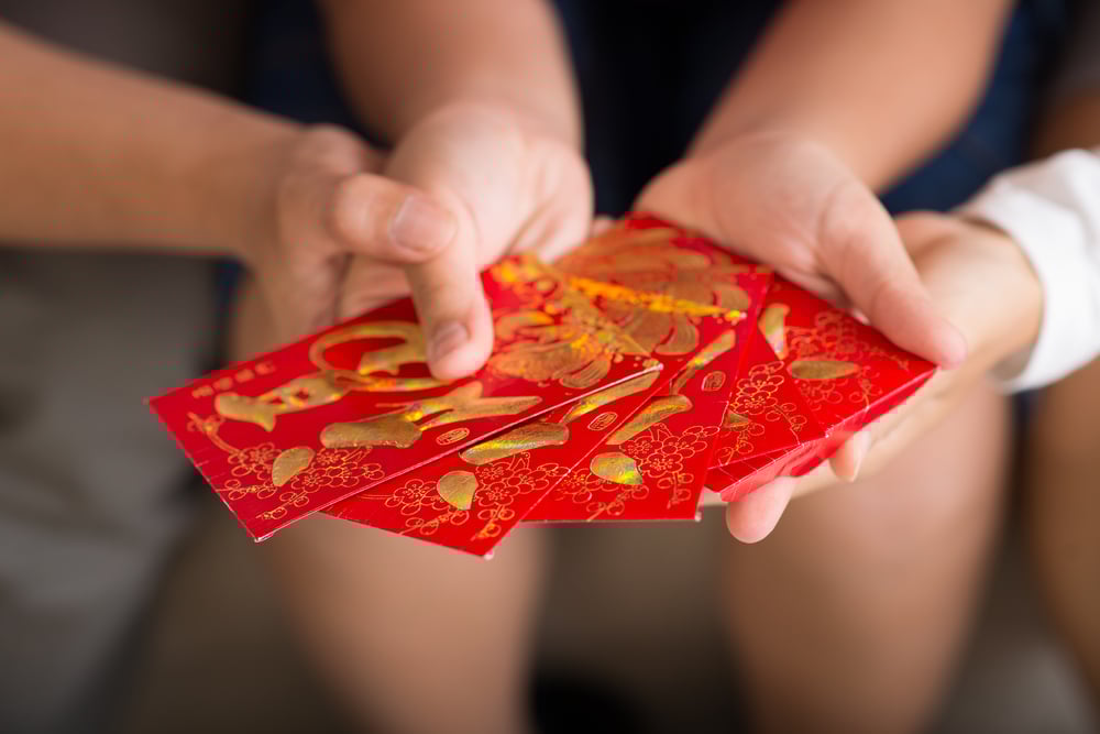Đi thăm bà đẻ nên mua gì? Tặng bao lì xì đỏ