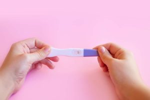 Que thử thai 1 vạch đậm 1 vạch mờ có thai không?