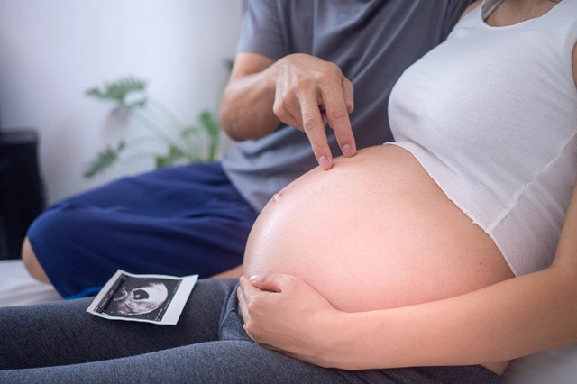 Giao tiếp với con để giúp con thông minh từ trong bụng mẹ
